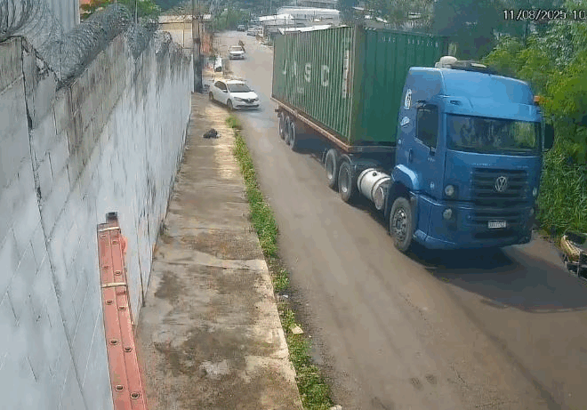 Carreta desgovernada em marcha ré atinge casa em Manaus; Veja Vídeo.