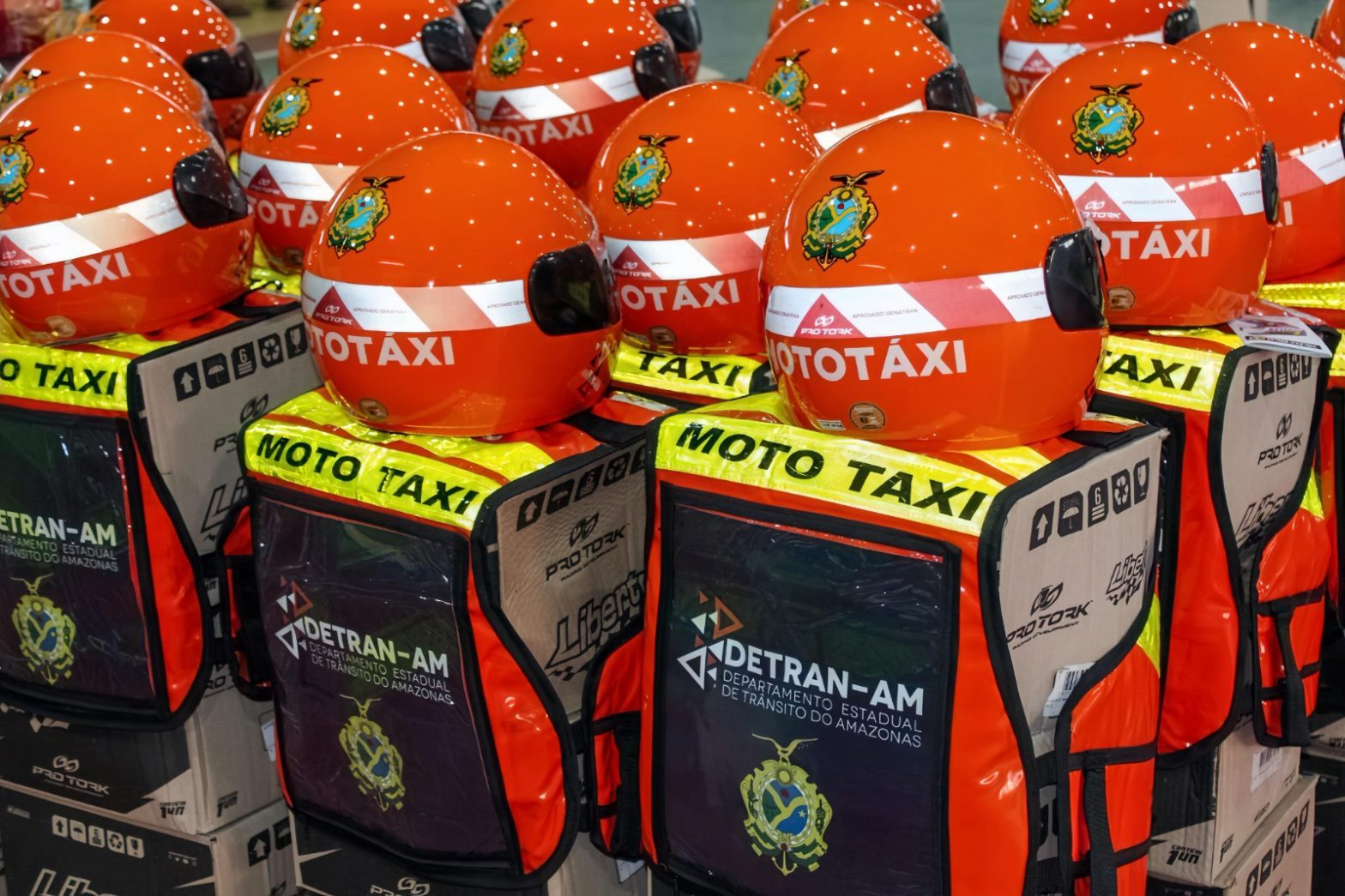 Projeto motociclista legal entrega 305 kits de segurança para mototaxistas de Anori e Beruri