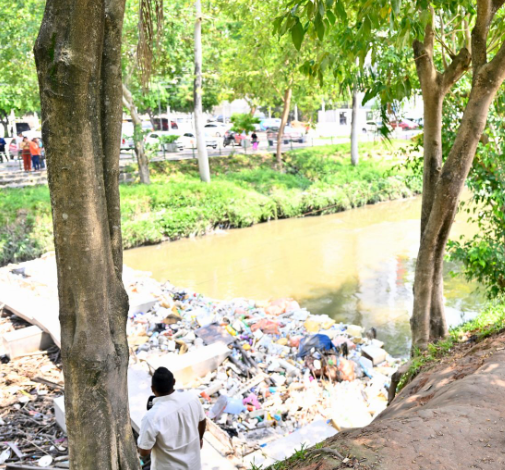 Ecobarreiras: Prefeitura intensifica combate ao lixo nos igarapés de Manaus