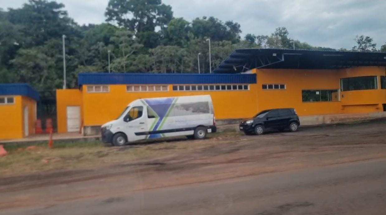 Apreensão de van da saúde expõe falhas na gestão do prefeito Jailson Alves em Mojuí dos Campos