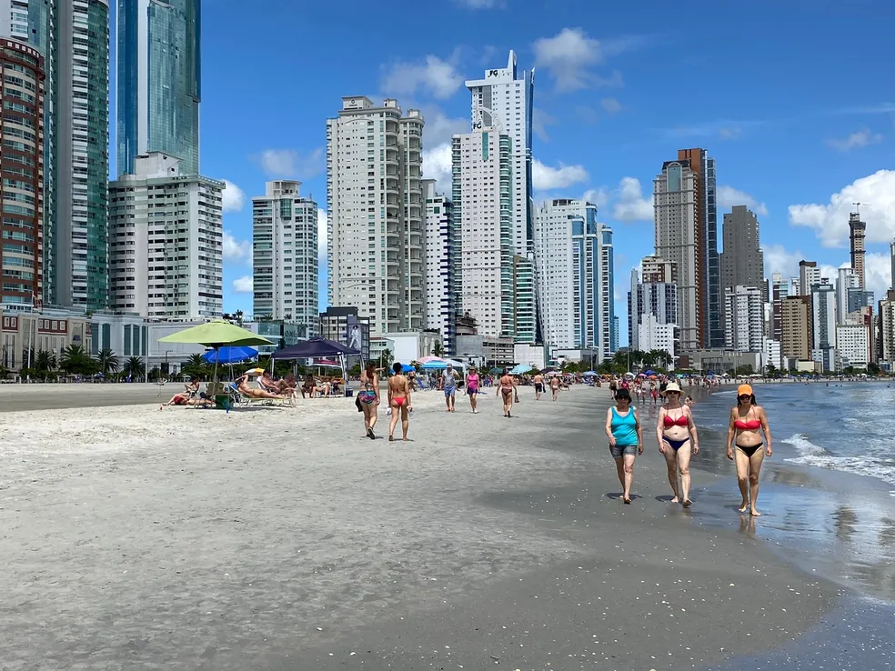 Praia de Balneário Camboriú está totalmente imprópria para banho, aponta IMA