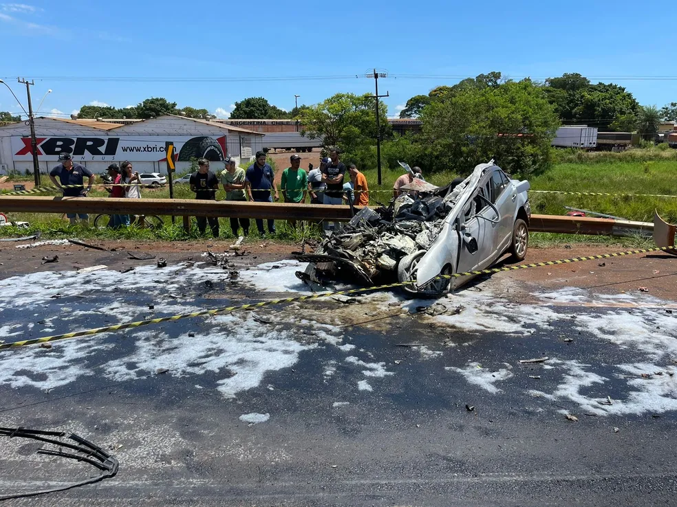 Foz do Iguaçu: Duas pessoas morrem após carro bater em mureta, invadir pista contrária e colidir frontalmente com carreta na BR-277