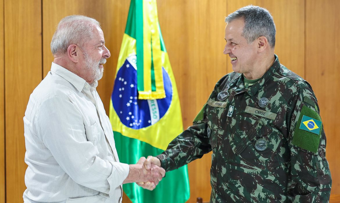 Lula deseja um bom trabalho ao novo Comandante do Exército