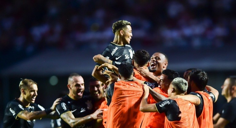 Adson brilha e Corinthians passa o rolo no São Paulo