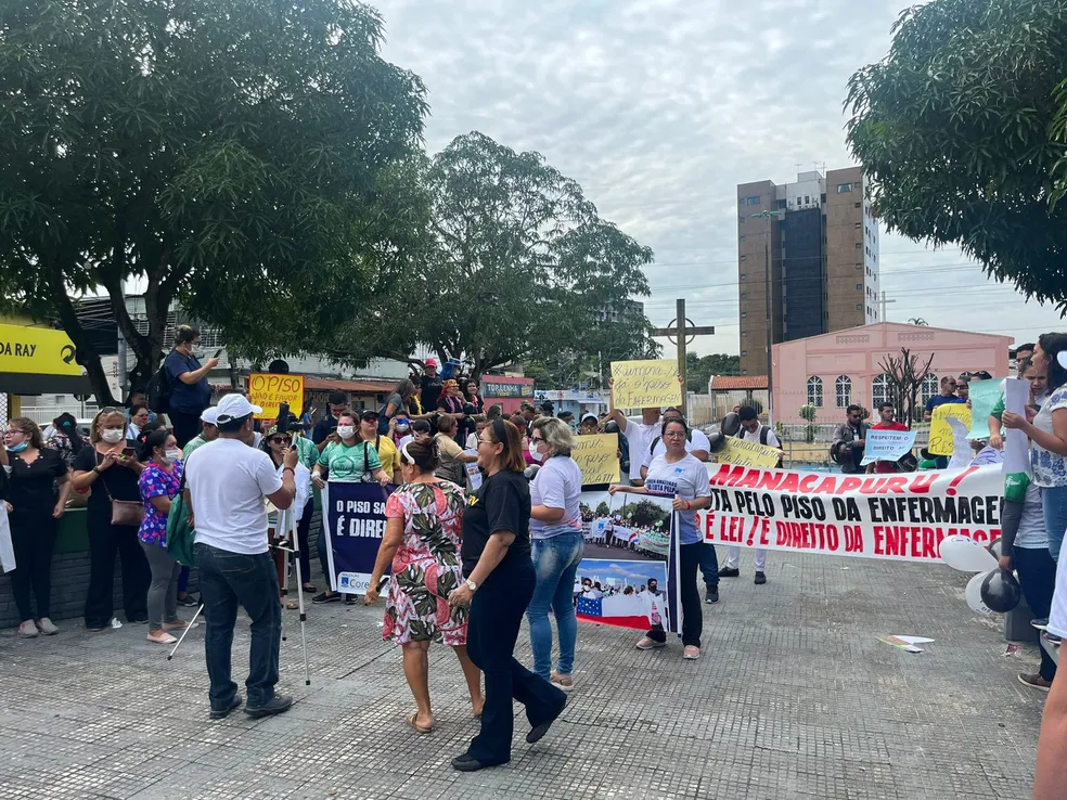 Em Manaus enfermeiros protestam pela aplicação do piso salarial