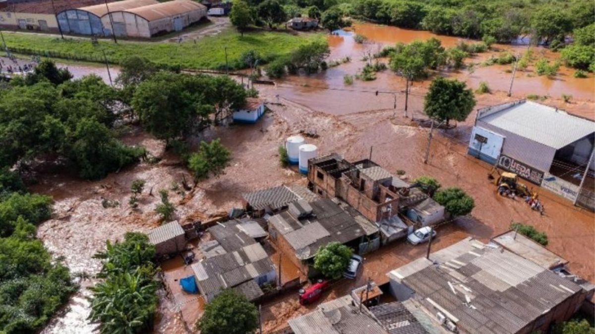 Rio Ribeirão das Antas transbordou e deixou pessoas ilhadas na cidade de Bandeirantes no norte do Paraná