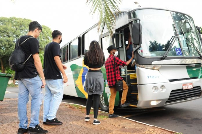 Aprovado (PL 4.196/2019) que garante transporte para universitários de baixa renda.