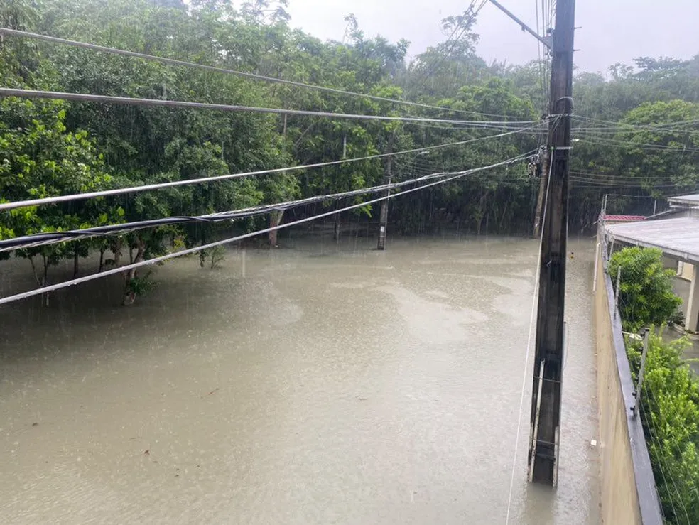 Alagamento registrado em diversos bairros e ruas de manaus. Veja fotos