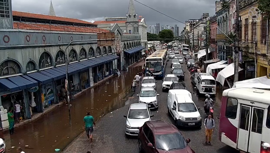 Belém: Maré alta invade as ruas do centro. Veja imagens