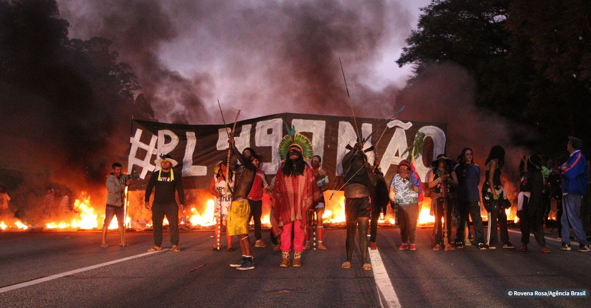 PM atira bombas de gás contra protesto indígena e libera rodovia em SP