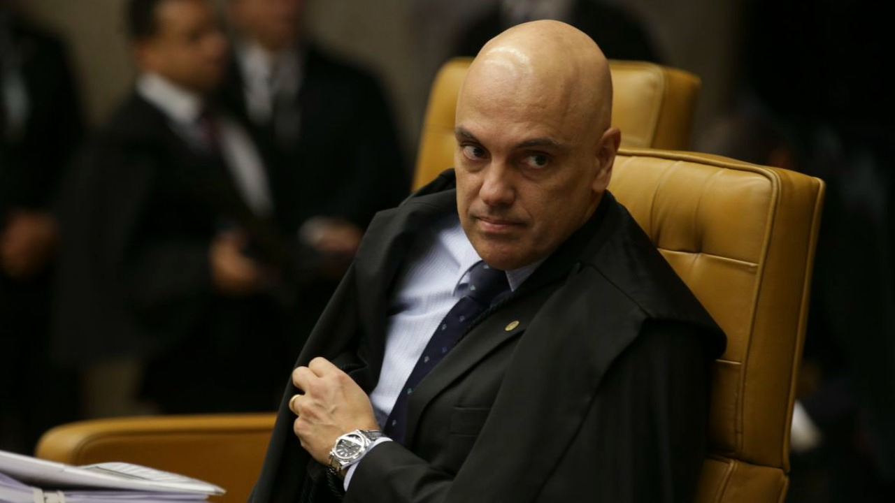 Moraes manda apreender armas, munições e celulares de Bolsonaro