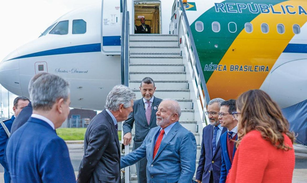 Lula já está Londres para coroação do Rei Charles III