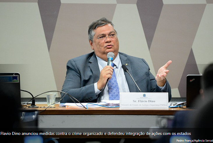 Professor Dino faz barba cabelo e bigode de bolsonaristas.