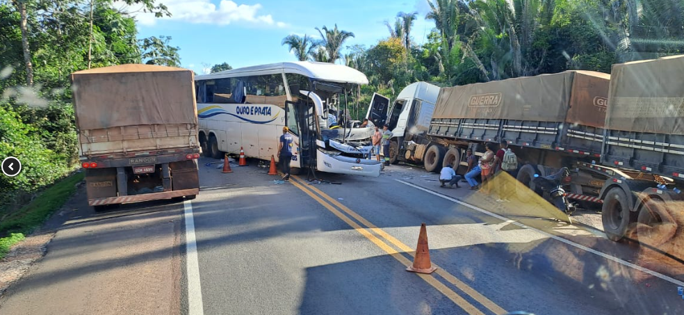 Acidente envolvendo ônibus e carreta deixa mortos e feridos na BR-163