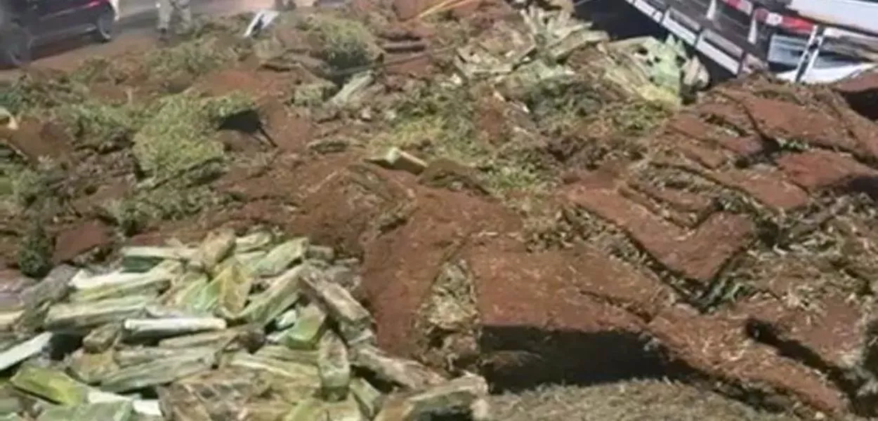 Vídeo: Caminhão com mais de 1 tonelada de maconha tomba em frente ao Batalhão da PM.