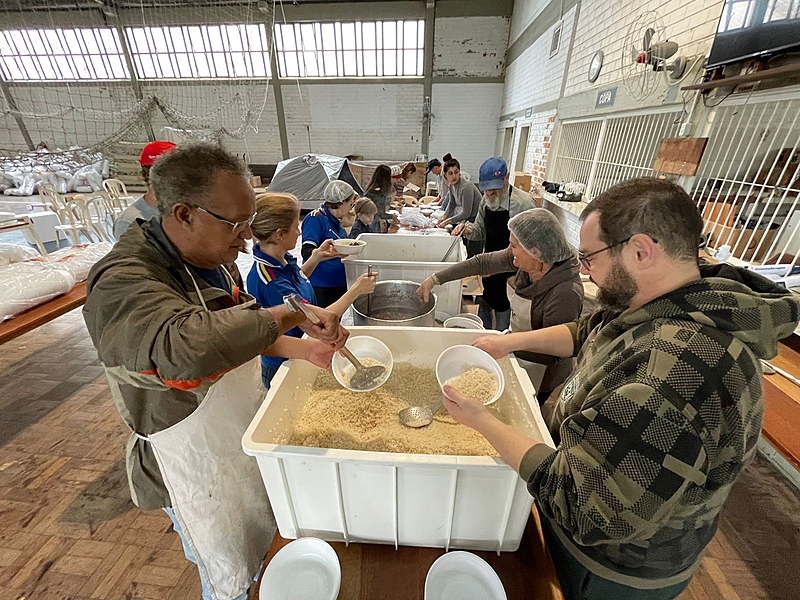 Cozinha solidária do MST já entregou 10 mil marmitas no Rio Grande do Sul