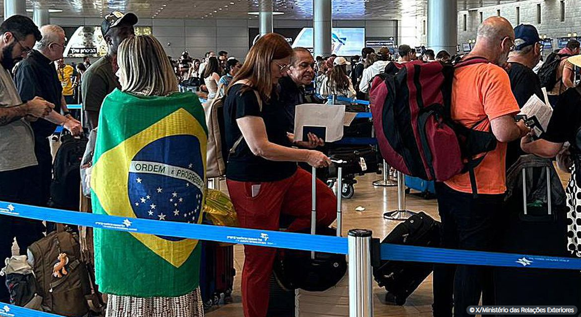 Primeiro avião trasendo brasileiros de Israel chega a Brasilia.