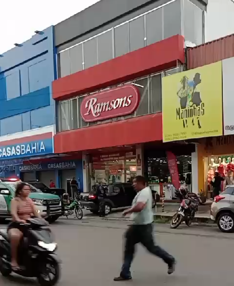 VÍdeo-Bandidos fazem reféns clientes e funcionários de uma loja no Manôa