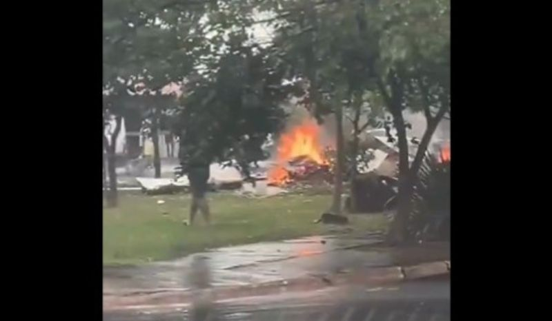 Avião cai em praça e quatro pessoas morrem