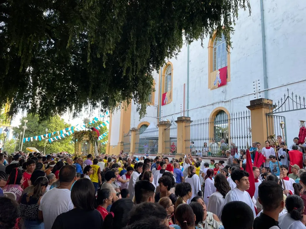 Católicos percorrem ruas do Centro de Manaus durante procissão em homenagem à Nossa Senhora da Conceição.