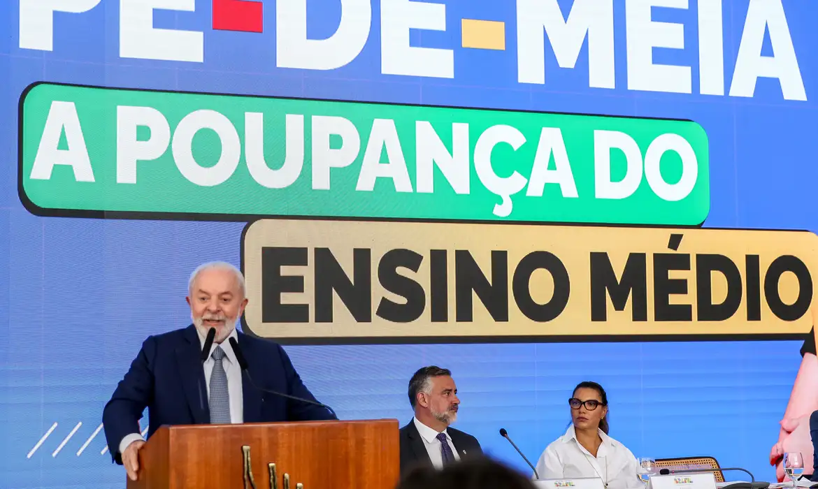 Lula lança programa Pé-de-Meia que dará R$ 2 mil por ano a alunos de baixa renda.