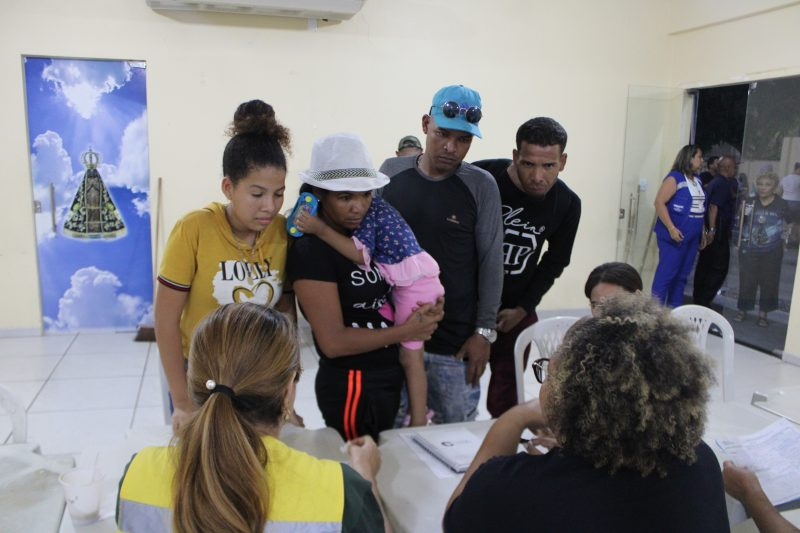 Famílias são cadastradas para receberem ajuda após incêndio no bairro do Céu em Manaus