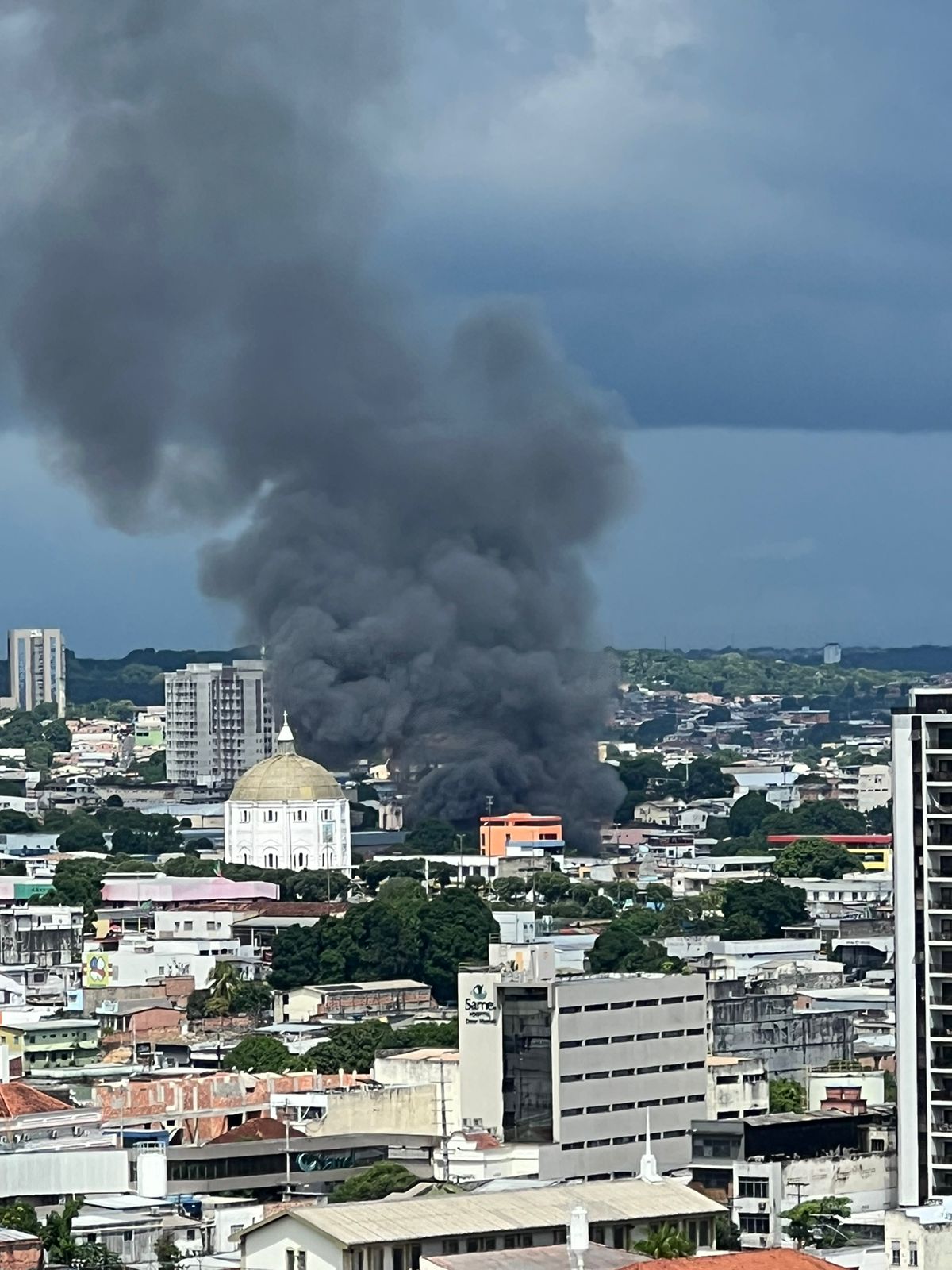 Incêndio de grande proporção destrói casas na na praça 14, zona sul de Manaus