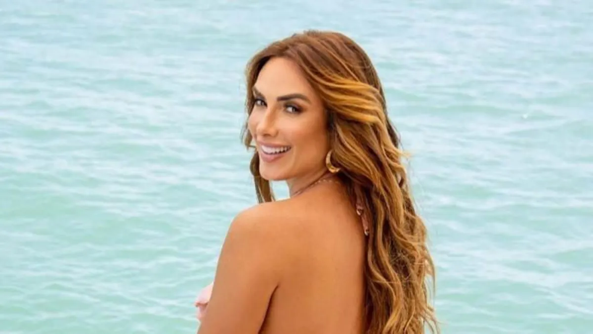 Nicole Bahls posa de biquíni e enlouquece web