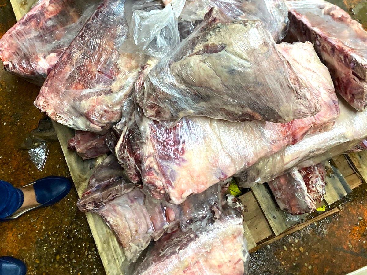 Visa apreende 1,6 tonelada de carne bovina em supermercado de grande porte.