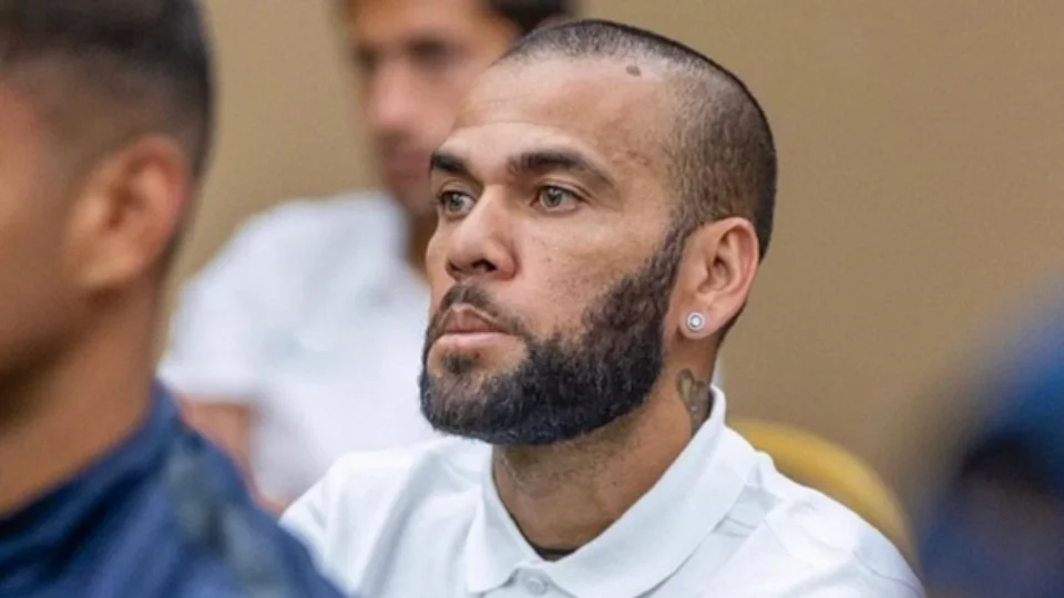 Condenado pelo estupro de uma mulher Daniel Alves pode deixar prisão hoje.