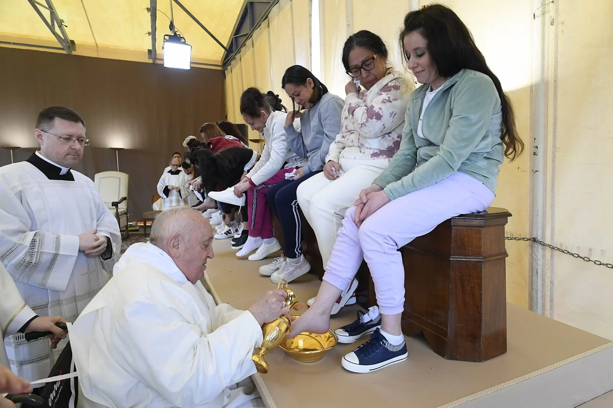 Papa Francisco lava os pés de 12 detentas de prisão feminina em Roma