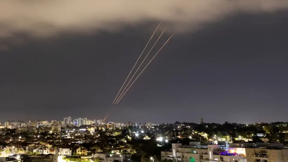 Irã derruba três drones após mísseis israelenses atingirem país