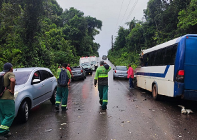 Acidente envolvendo micro-ônibus e caminhão deixa nove pessoas feridas na  região metropolitana de manaus.