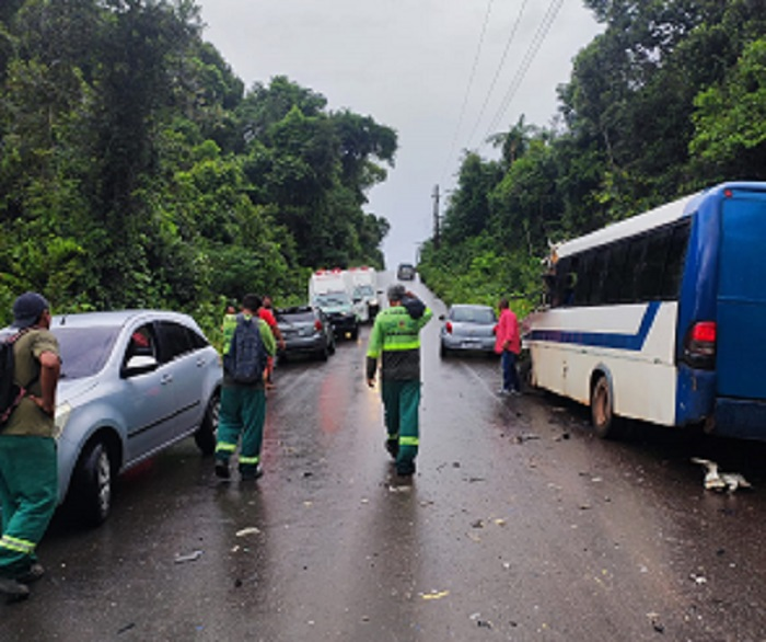 Acidente envolvendo micro-ônibus e caminhão deixa nove pessoas feridas na  região metropolitana de manaus.