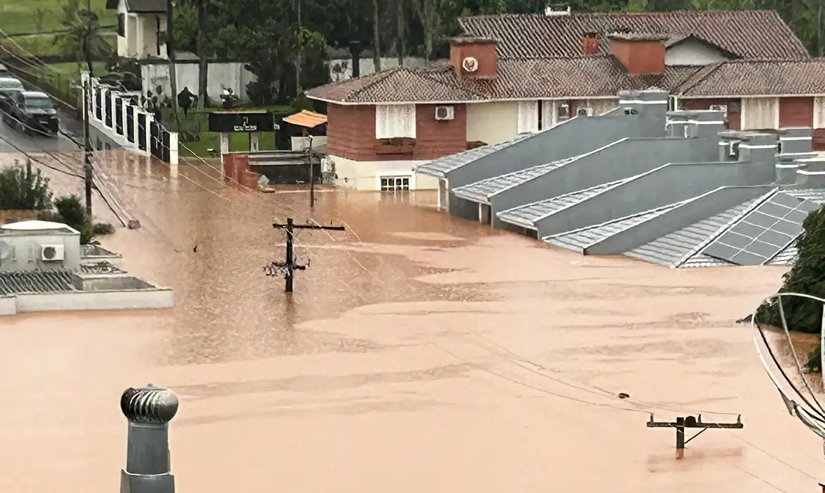 Defesa Cívil contabiliza 83 mortes no Rio Grande do Sul decorrentes das fortes chuvas.