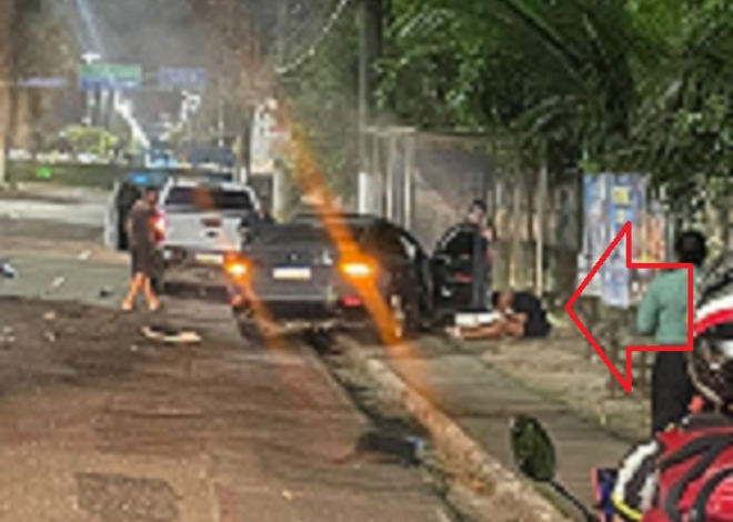 Cenário de destruição com colisão de dois carros e um capotamento na Ponta Negra