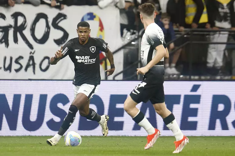 Botafogo vence na Neo Química Arena, assume a liderança e manda Corinthians pra zona