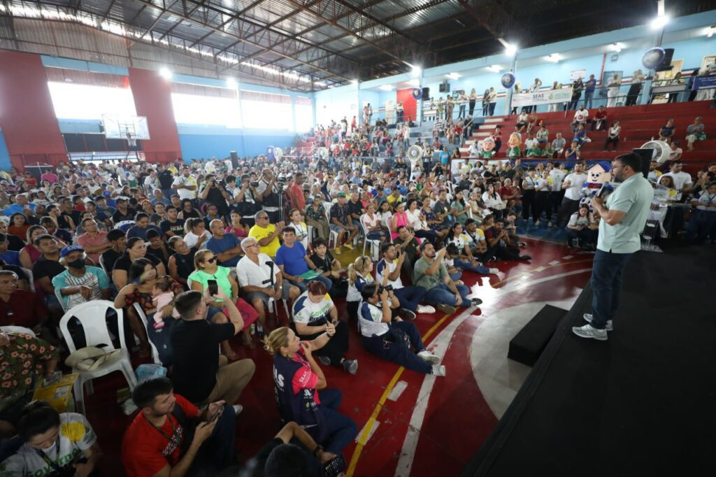 Governador Wilson Lima assina regularização fundiária para moradores do Residencial Petrópolis