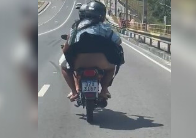 Uma situação de 40°C na capital amazonense.   Uma mulher foi flagrada sem calcinha em cima de uma moto. Veja Vídeo!