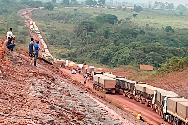 Desespero na BR-163 com congestionamentos que refletem o descaso com a infraestrutura