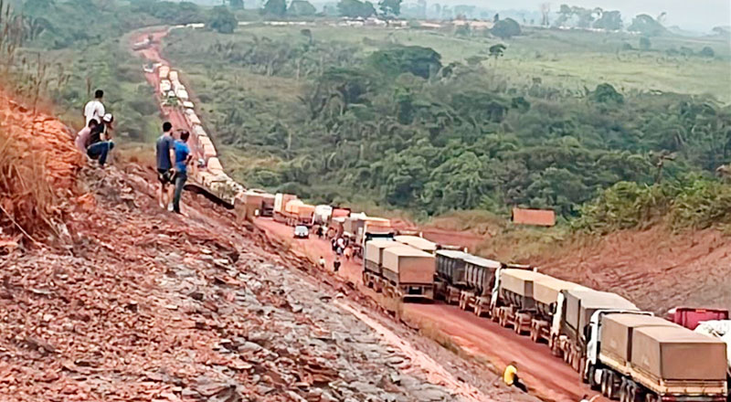 Desespero na BR-163 com congestionamentos que refletem o descaso com a infraestrutura