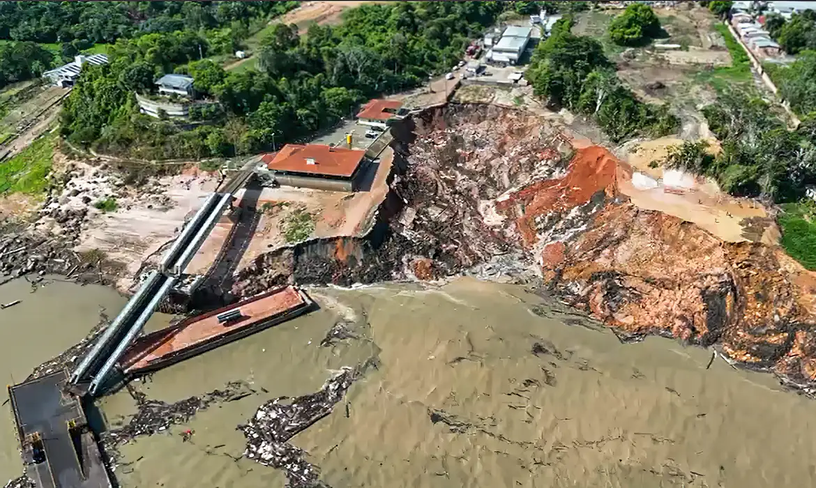 Porto em Manacapuru, no Amazonas, desaba em meio a obras.