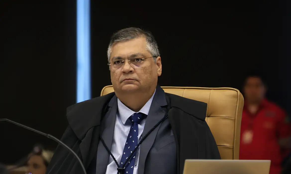 Flávio Dino manda suspender pagamento de 1,2 mil emendas da saúde