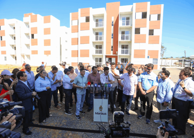 Senador Omar Aziz Visita Obras do Projeto Minha Casa Minha Vida no Bairro Tarumã
