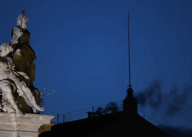 Fumaça preta na capela sistina: Cardeais ainda não escolheram Papa
