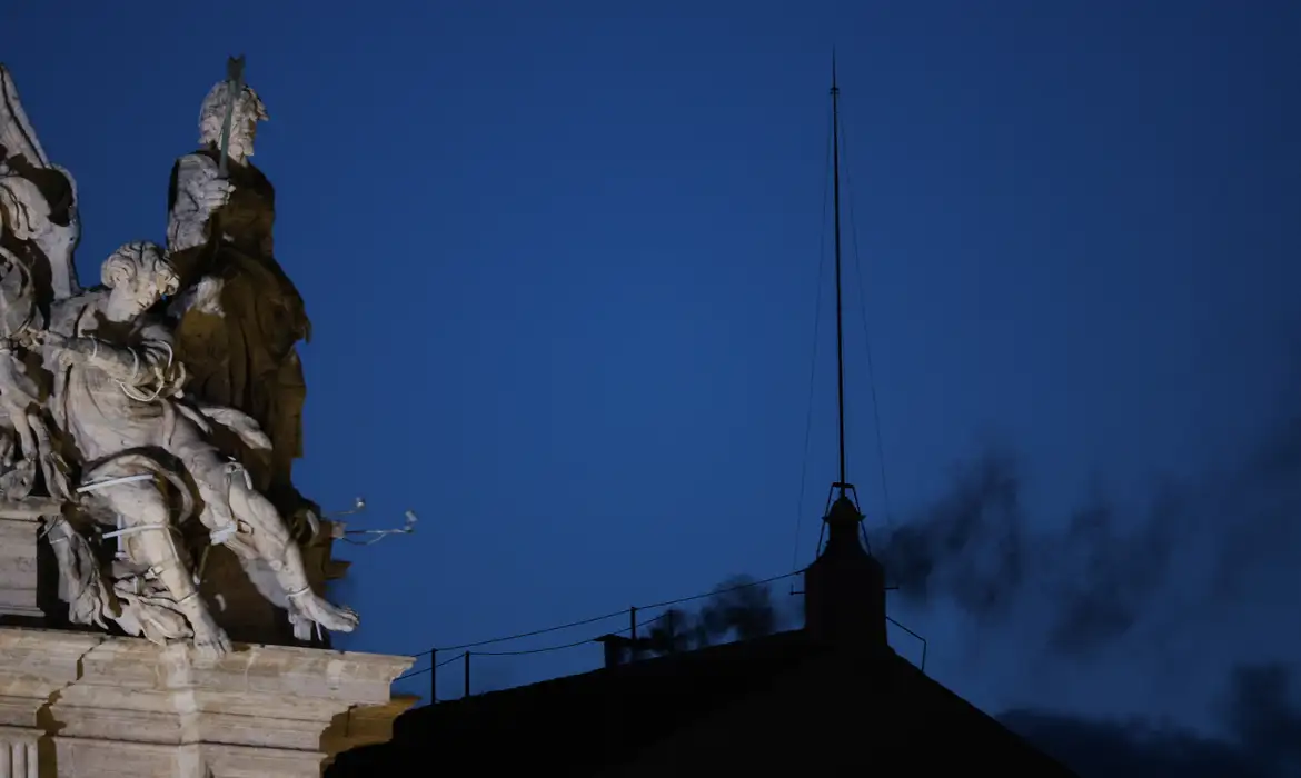 Fumaça preta na capela sistina: Cardeais ainda não escolheram Papa