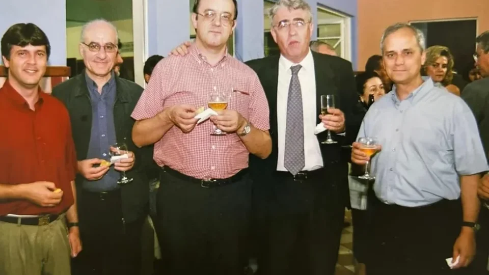 Foto tirada no Brasil do novo papa com um copo de cerveja faz sucesso nas redes