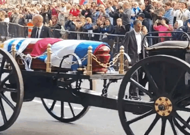 Cortejo de despedida a Pepe Mujica reúne milhares nas ruas de Montevidéu