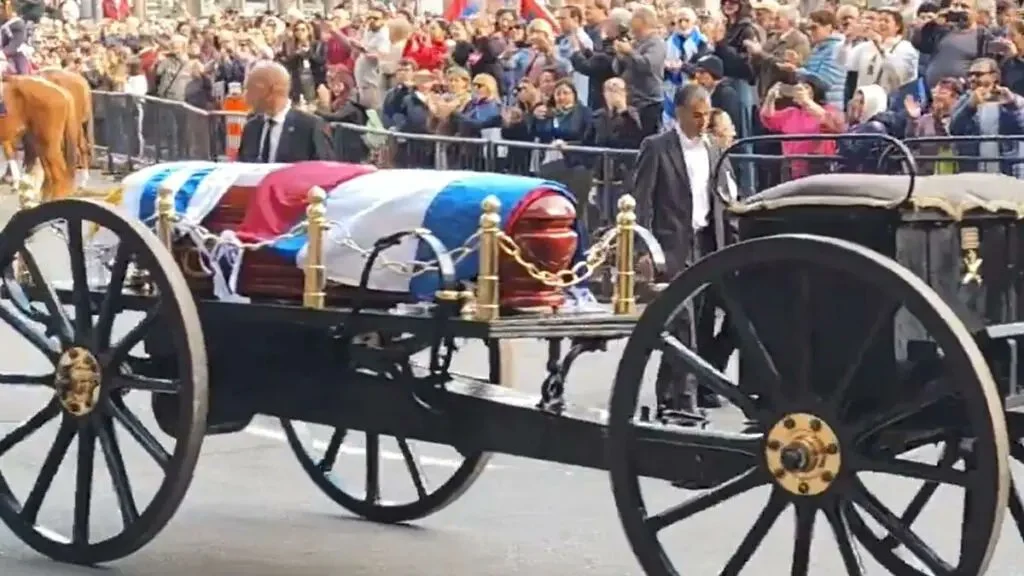 Cortejo de despedida a Pepe Mujica reúne milhares nas ruas de Montevidéu