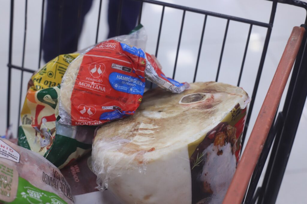 Baratas e fezes de rato são encontradas em supermercado de Manaus
